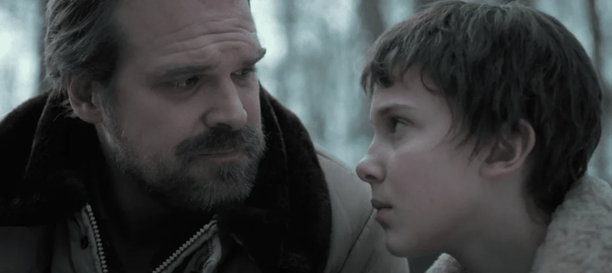 Stranger-Things-Millie-Bobby-Brown-y-David-Harbour-www.culturageek.com_.ar_-e1762184895907.webp.webp